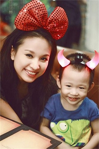 Không quá sexy, gợi cảm như các cô nàng Vàng Anh khác, song Thanh Vân Hugo vẫn 'đốt mắt' phái mạnh bằng phong cách thời trang rất sang trọng và có gu.