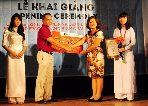 Ông Hoàng Trung Kiên, Phó Tổng Giám đốc FPT Telecom trao học bổng cho sinh viên ĐH Ngoại thương Hà Nội 