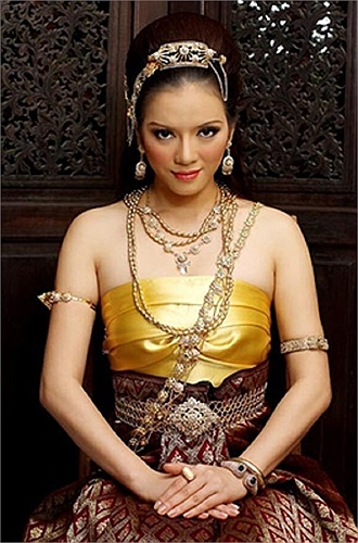 Khi hóa thành cô gái Thái, Lý Nhã Kỳ cũng đeo phụ kiện khắp mọi nơi có thể và kết quả đây là cô gái Thái?