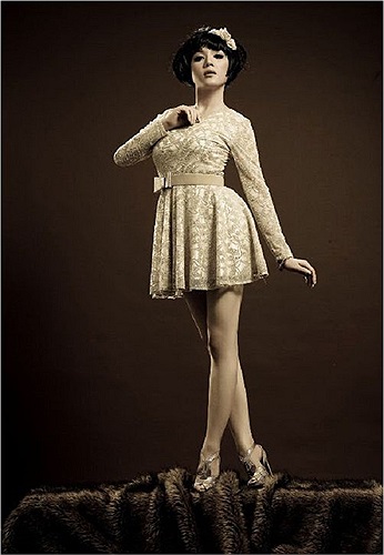 Trước đó, cô đã có một bộ hình búp bê quý tộc với những tạo dáng bất động. Tuy nhiên trang phục lại để lộ khuyết điểm tại vùng eo kém thon gọn.