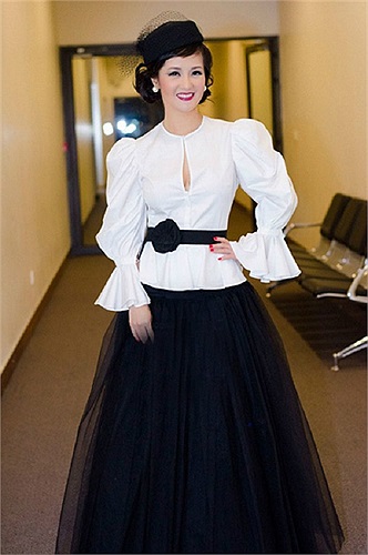 Dù đã qua tuổi 40, nhưng Hồng Nhung vẫn khiến nhiều người 'ngã ngửa' khi cưa sừng làm nghé quá đà. Trông cô như đi diễn kịch.