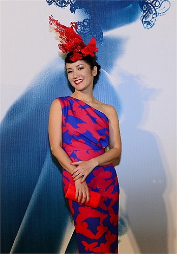 Mới đây, Hồng Nhung cũng đua theo mốt mũ đỏ cho sang trọng, tuy nhiên chiếc mũ lại phản chủ khi nó chẳng ăn nhập với chiếc váy.