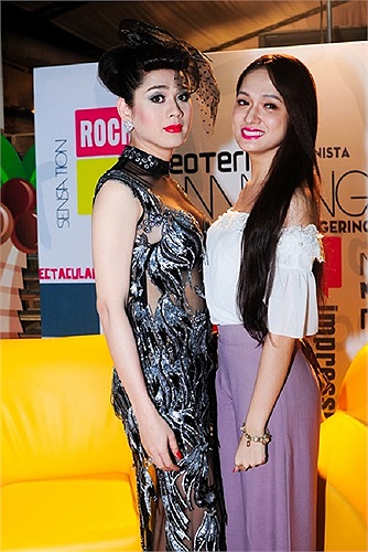 Lâm Chi Khanh cũng đua theo phong cách quý tộc của các chị em.