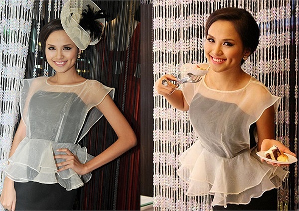 Diễm Hương trông nhẹ nhàng và đáng yêu hơn khi không đội mũ quý tộc.