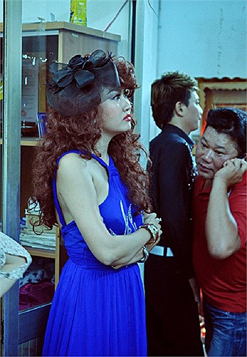 Khó lòng tìm được tiếng nói chung giữa kiểu mũ và bộ trang phục của Phi Thanh Vân. 