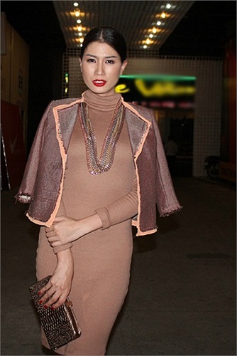 Trang Trần như nữ tu với bộ váy nâu kín cổng cao tường, áo vest bên ngoài còn 'rách tua rua' trông rất 'hoàn cảnh'.