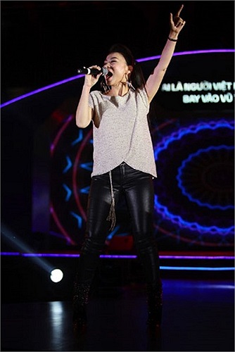 Nữ hoàng nhạc dance đã lấy tạm cái bao tải đựng gạo ở nhà để mặc cho nhanh gọn. 