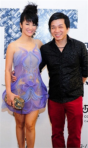 Hồng Nhung lại cưa sừng làm nghé, diện trang phục trong suốt khá kệch cỡm.