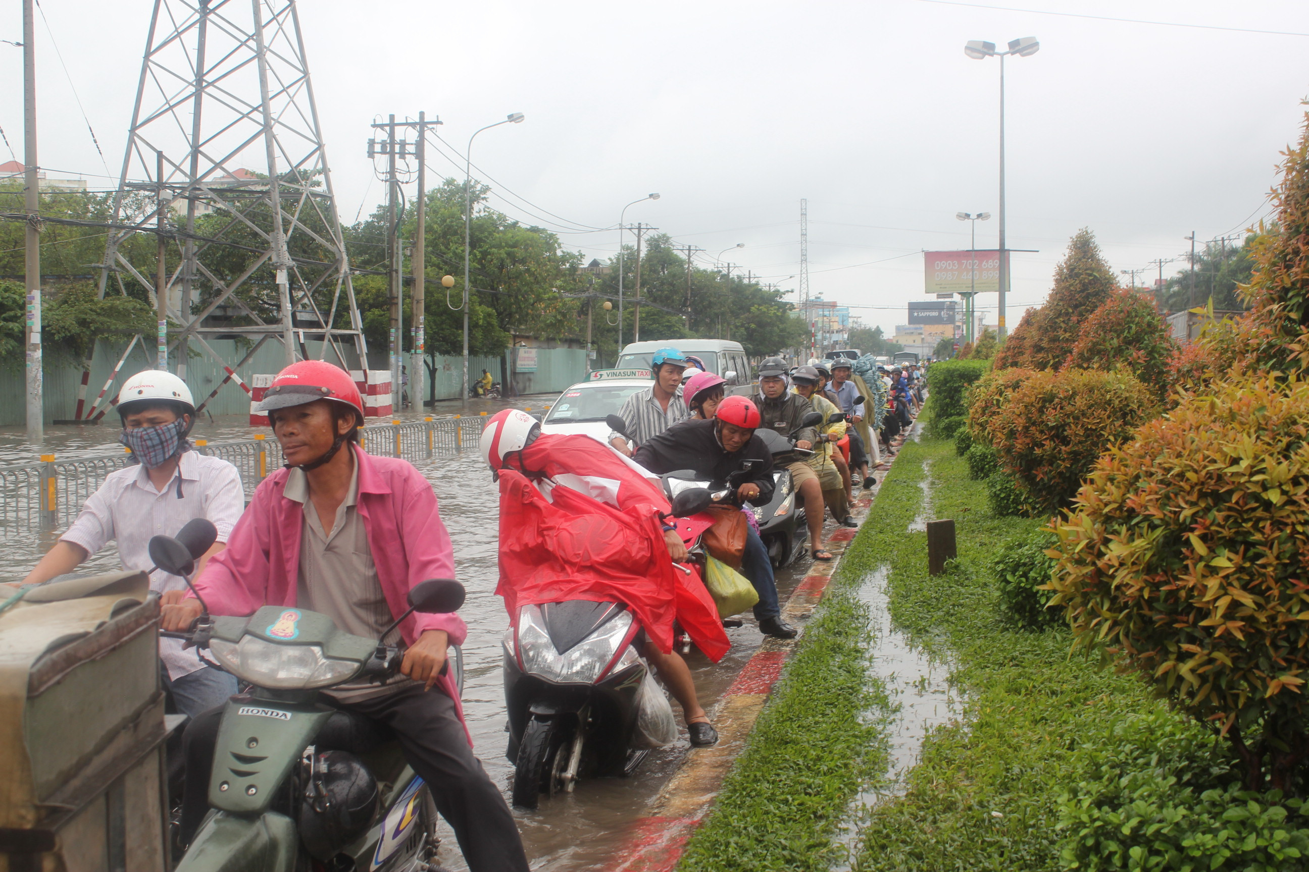 Hốt bạc triệu từ dịch vụ 'cứu xe' mùa lũ ở Sài Gòn