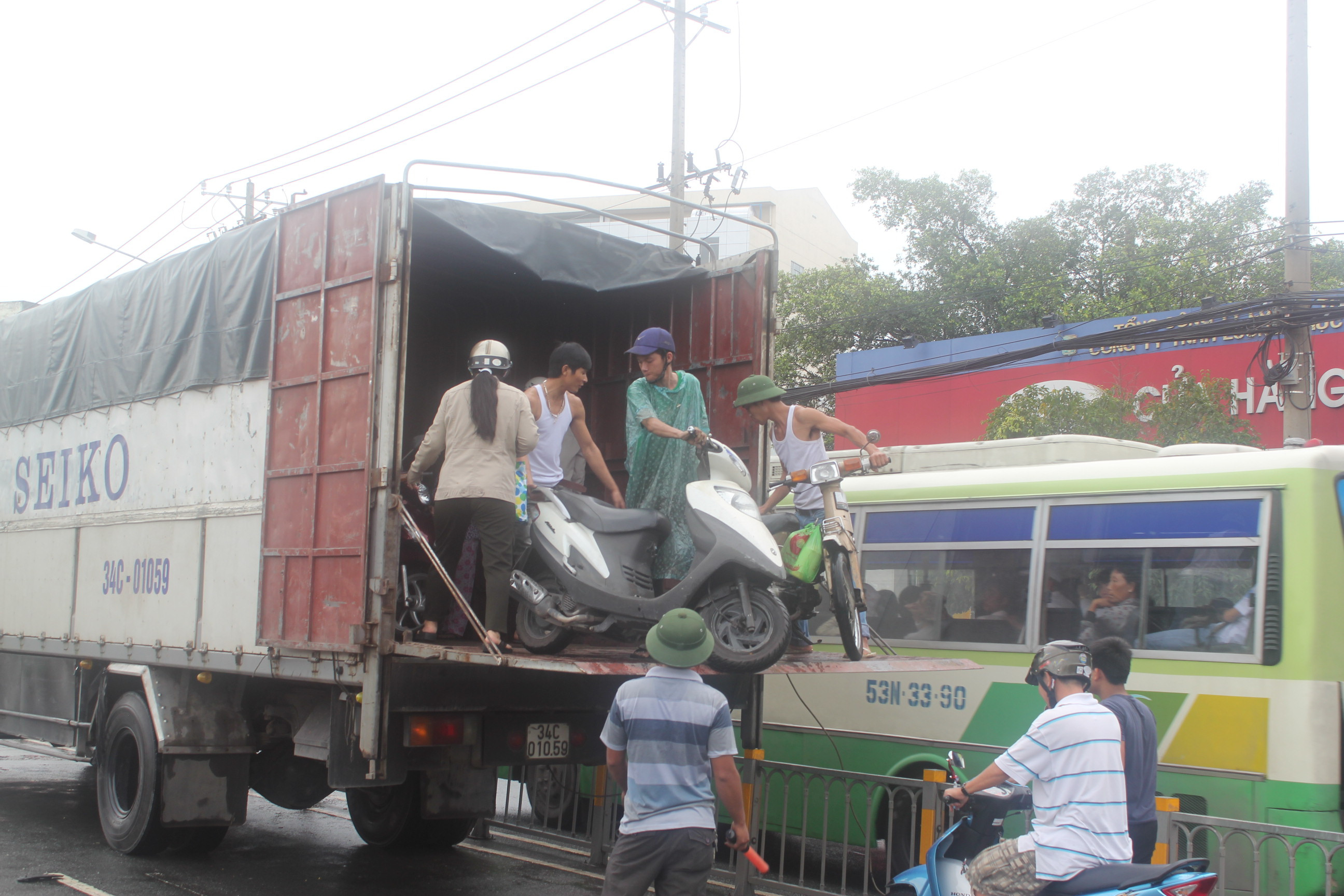 TP.HCM, ngập nước, hốt bạc, chở xe, xe tải, lau bigi, Kinh Dương Vương