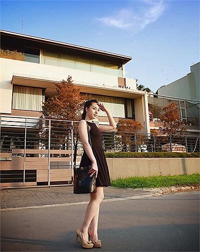 Tuy bước chân vào nghiệp mẫu ảnh chưa lâu xong Bella Nguyễn đã xuất hiện trong vai trò teen model cho nhiêu shop quấn áo và nhãn hiệu thời trang dành cho teen.