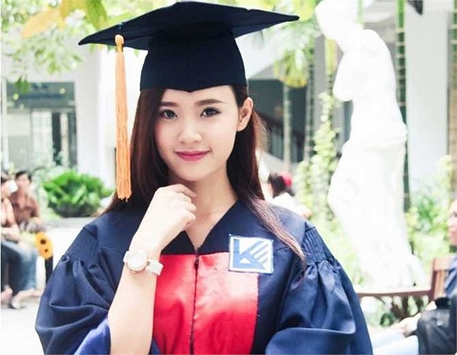 Hôm qua 30/10, Midu đã chính thức nhận tấm bằng tốt nghiệp đại học Kiến Trúc TP.HCM và tham gia buổi lễ trang trọng dành cho các cử nhân của trường sau 5 năm theo học tại đây.
