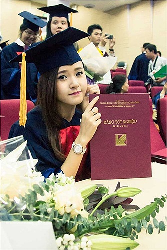 Midu chia sẻ: 'Đây là niềm vui và hạnh phúc rất lớn đối với Du vì sau bao năm tháng miệt mài ở giảng đường đại học Du cũng đã hoàn thành được giấc mơ của mình...' 