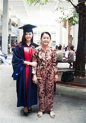 Midu và bà ngoại. 