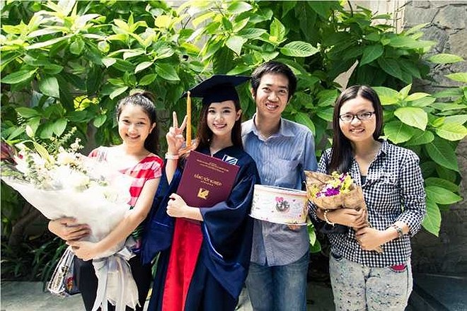 Các fans cũng có mặt để chia vui cùng cô. Hiện tại Midu đang tạm gác lại các hoạt động phim ảnh để dành nhiều thời gian hơn cho gia đình cũng như các dự định kinh doanh sắp tới. 