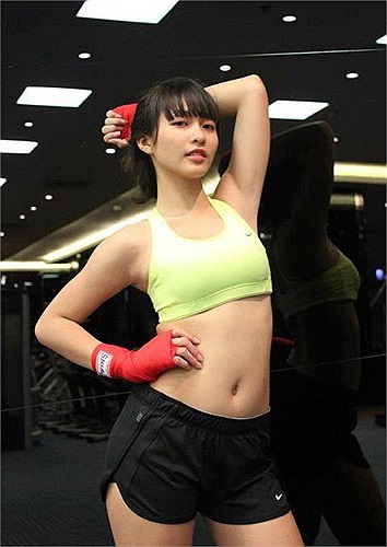 Nổi lên trong hình ảnh của một boxing girl, cô gái thể thao đầy sức sống - Khả Ngân luôn nhận được nhiều lời tán dương khi khoe đường cong cơ thể trong trang phục tập gym. 