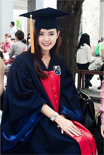 Ngày 30/10/2013, Midu đã chính thức nhận tấm bằng tốt nghiệp đại học Kiến Trúc TP.HCM và tham gia buổi lễ trang trọng dành cho các cử nhân của trường sau 5 năm theo học tại đây.