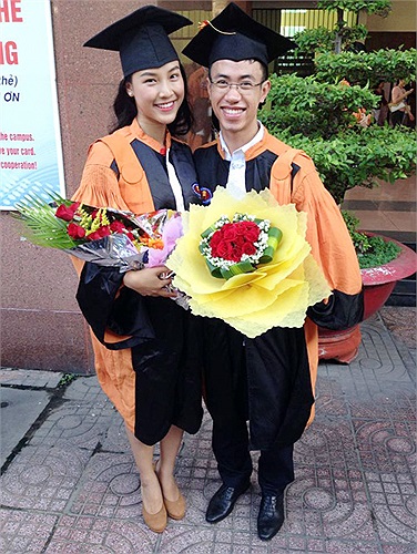 Trong suốt thời gian học đại học, Hoàng Oanh còn là một cô gái rất năng động. Ngoài việc đèn sách, cô còn tham gia làm MC cho nhiều kênh truyền hình dành cho giới trẻ