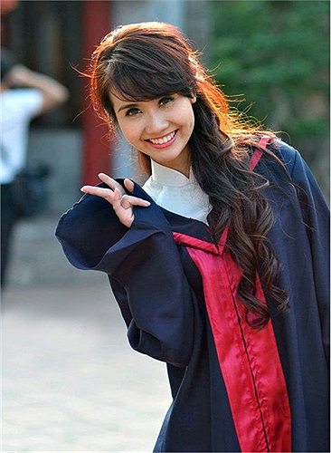 Huyền Lizzie sinh năm 1990, được xem như lứa hot girl thứ 2 của Hà Thành. Cô nàng đã tốt nghiệp đại học Kinh doanh- Công nghệ, chuyên ngành tài chính- kế toán