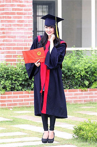 Khánh Chi- em gái xinh đẹp của tuyển thủ Công Vinh đã chứng tỏ rằng mình đã hoàn toàn thoát được khỏi cái bóng của anh trai nổi tiếng bằng nhan sắc, tài năng