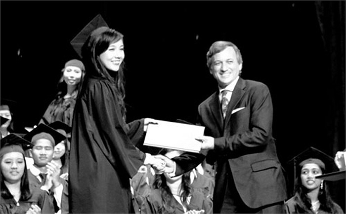 Hot girl Mie dù chưa tốt nghiệp đại học như các hot girl kể trên, nhưng vì theo học tại một ngôi trường quốc tế nên khi vừa tốt nghiệp cấp 3, Mie đã may mắn có dịp được mặc áo cử nhân. 