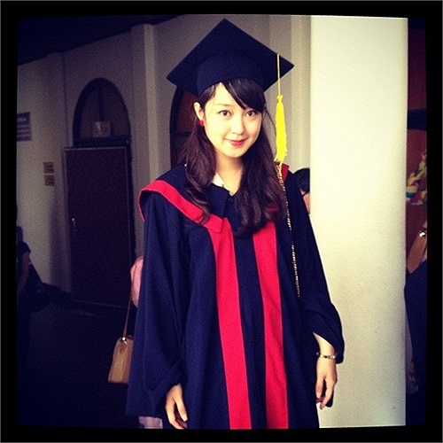 Mi Vân được mệnh danh là 'hot girl của những hot girl'. Mi Vân vừa tốt nghiệp nhạc viện và không quên khoe hình ảnh trang hoàng khi được mặc tấm áo cử nhân trên Facebook