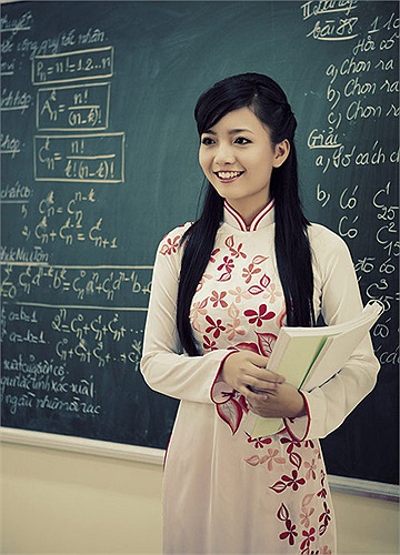 Hồng Anh đã tốt nghiệp khoa Toán, Đại học Sư phạm Hà Nội và vinh dự nhận tấm bằng đỏ chói.