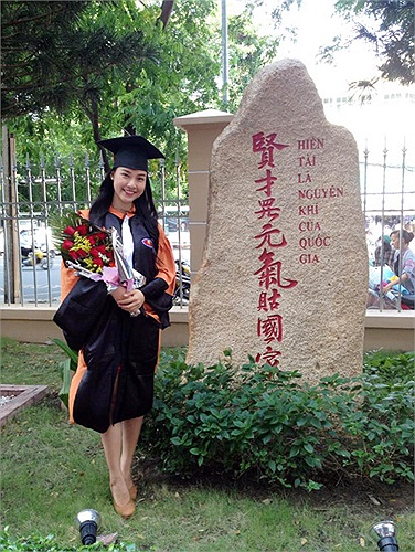 Á hậu Phụ nữ Việt Nam qua ảnh 2012 Hoàng Oanh đã chính thức tốt nghiệp khoa Ngữ văn Anh (ĐH Khoa học xã hội - Nhân văn TP.HCM) với tấm bằng tốt nghiệp loại khá.