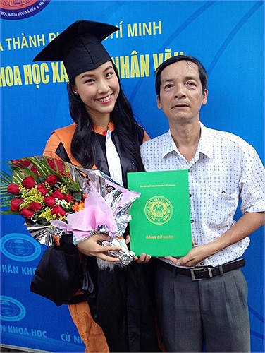 Suốt 12 năm liền, cô đều đạt danh hiệu khá, giỏi, cũng như từng là học sinh giỏi Văn cấp quận, thành phố. 