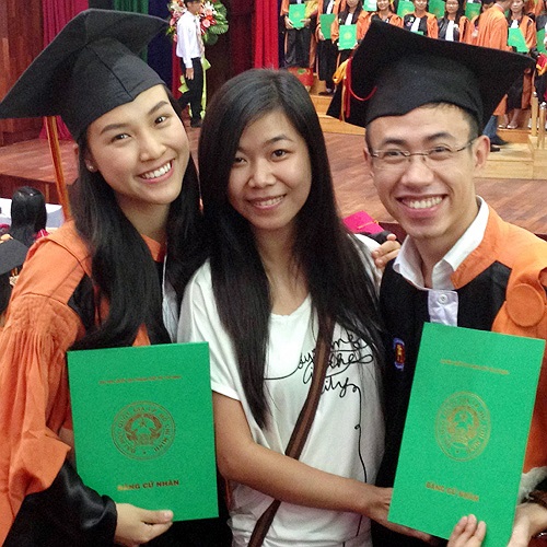 Năm 2008, Hoàng Oanh thi đậu vào khoa Ngữ văn Anh. 