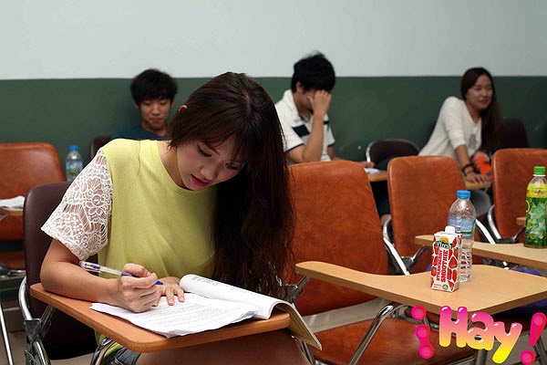 Hotgirl mang hai dòng máu Việt - Hàn từng có thời gian ấu thơ sống ở Việt Nam nên cô nàng biết nói một ít tiếng Việt. Tuy nhiên, việc viết chữ và đọc sách vẫn còn là thử thách lớn với Hari. 