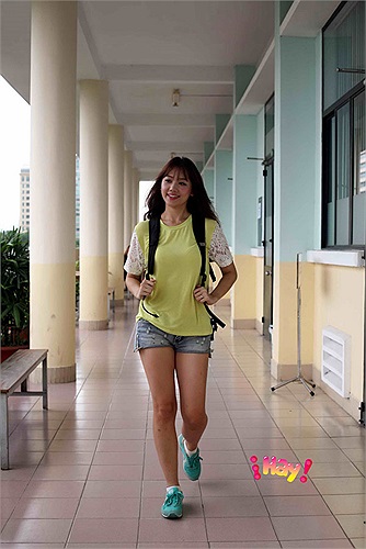 'Bà già của Tiến Đạt' năng động trong trang phục sinh viên đi học