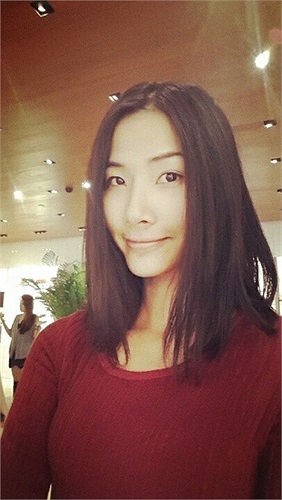 Hoàng Thùy chụp ảnh cận cảnh nhan sắc.