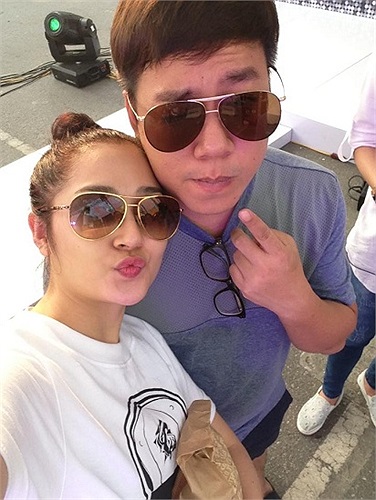 Bảo Anh xì tin trước giờ đi diễn.