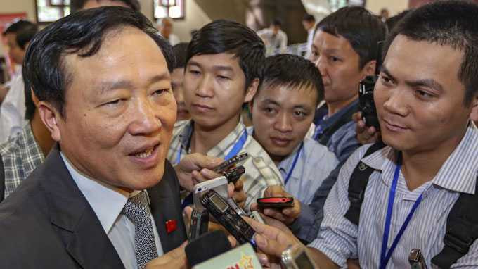 Ông Nguyễn Hòa Bình giữa vòng vây báo chí - Ảnh: Việt Dũng