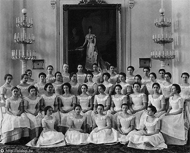 Các thiếu nữ đều diện trang phục trắng tượng trưng cho sự trong sáng, tinh khiết