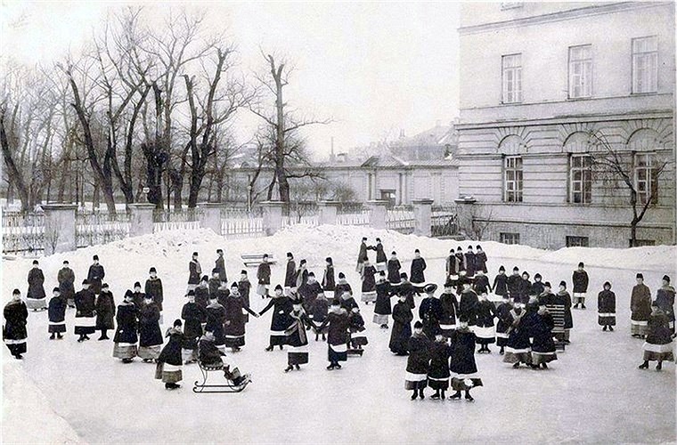 Bên cạnh đó còn có những tiết hoạt động ngoài trời 