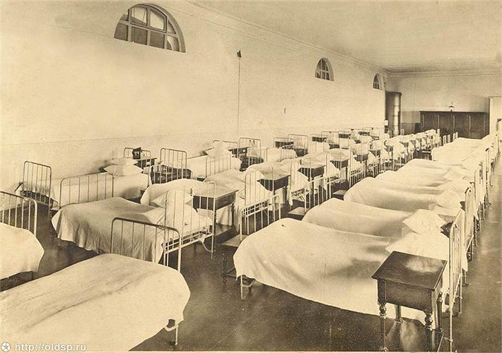 Giường ngủ rất gọn gàng trong khu kí túc 