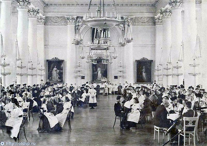 Ngôi trường này mở cửa đến năm 1917 và hiện nay trở thành một bảo tàng nổi tiếng của nước Nga tại TP. Saint Petersburg