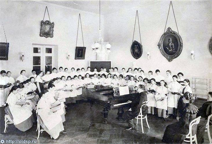 Họ được đào tạo rất nhiều thứ từ tri thức đến ca hát, nghệ thuật ứng xử, giao tiếp, sinh hoạt