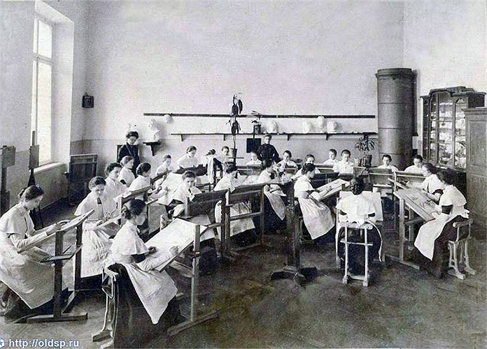 Các cô gái còn được dạy vẽ tranh