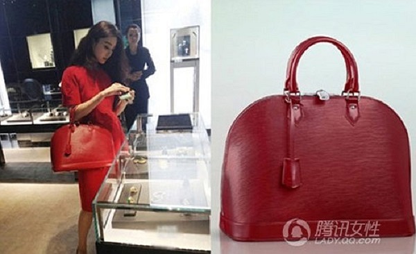Một chiếc túi LV Alma khác màu đỏ có kích cỡ nhỏ hơn. Phạm Băng Băng được xem là con ruột của dòng túi xách Alma.
