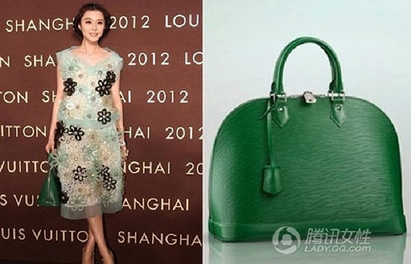 Túi màu xanh được phối cùng chiếc váy ren xanh tạo nét nữ tính, thanh lịch.