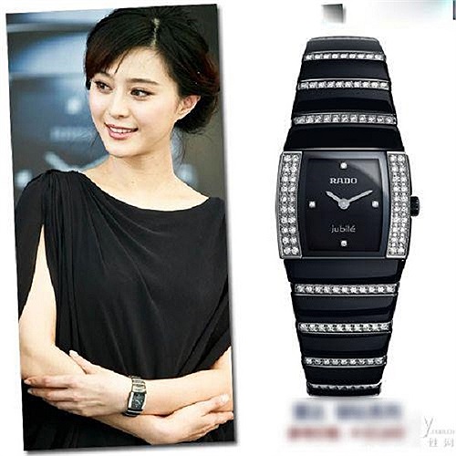 Phụ kiện như đồng hồ cũng là một trong những món đồ khiến các fan phải xuýt xoa mỗi khi cô diện chúng trên thảm đỏ. Chiếc đồng hồ thương hiệu Rado đính sapphirevà kim cương vô cùng hoàn hảo rất hay được được mỹ nhân diện khi đi sự kiện. 