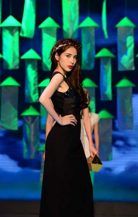 Thủy Tiên bị 'dìm hàng' trên sàn catwalk