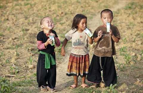 Tặng sữa trị giá 6 tỷ đồng cho trẻ em nghèo