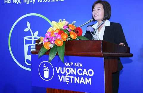 Tặng sữa trị giá 6 tỷ đồng cho trẻ em nghèo