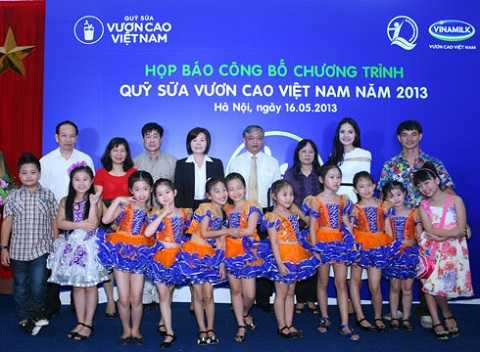 Tặng sữa trị giá 6 tỷ đồng cho trẻ em nghèo