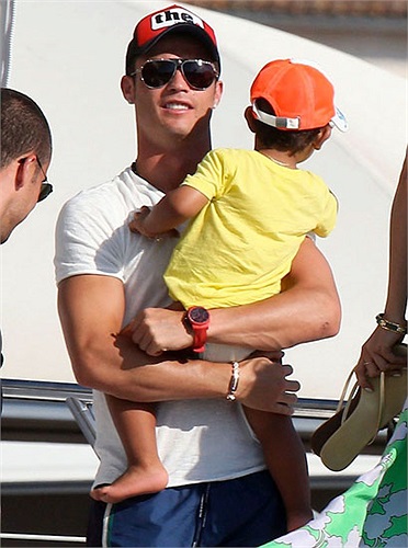 Ngay cả khi bế con trai, Ronaldo cũng không rời mắt khỏi cặp kính