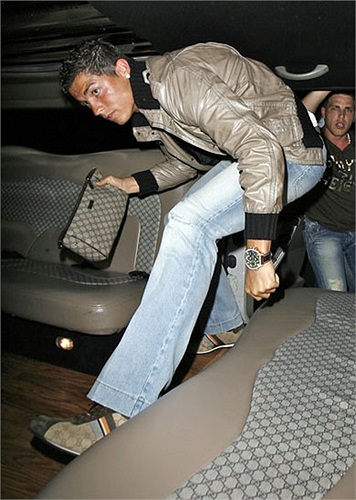 Ronaldo cũng cực kết thời trang xuất xứ Italia. Ở đêm chung kết giải quần vợt Barclays ATP world Tour 2011, anh diện khăn choàng in web xanh-đỏ-xanh đặc trưng của GUCCI